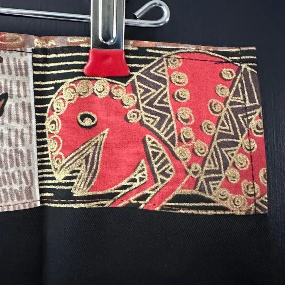 NWT Pair of Cloth Napkins from Africa. Plain black with printed lined edge 16.5”